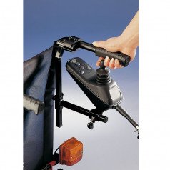 Пульт управления располагается под ручкой-толкателем